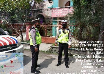 Saat Hari Raya Paskah, Satlantas Polres Tanjungbalai Gatur Lantas, Bagikan Masker dan Sosialisasikan Vaksin Kepada Jemaat Gereja