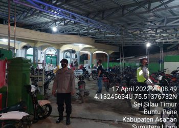 Personel Polsek Prapat Janji Patroli Blue Light ke Masjid
