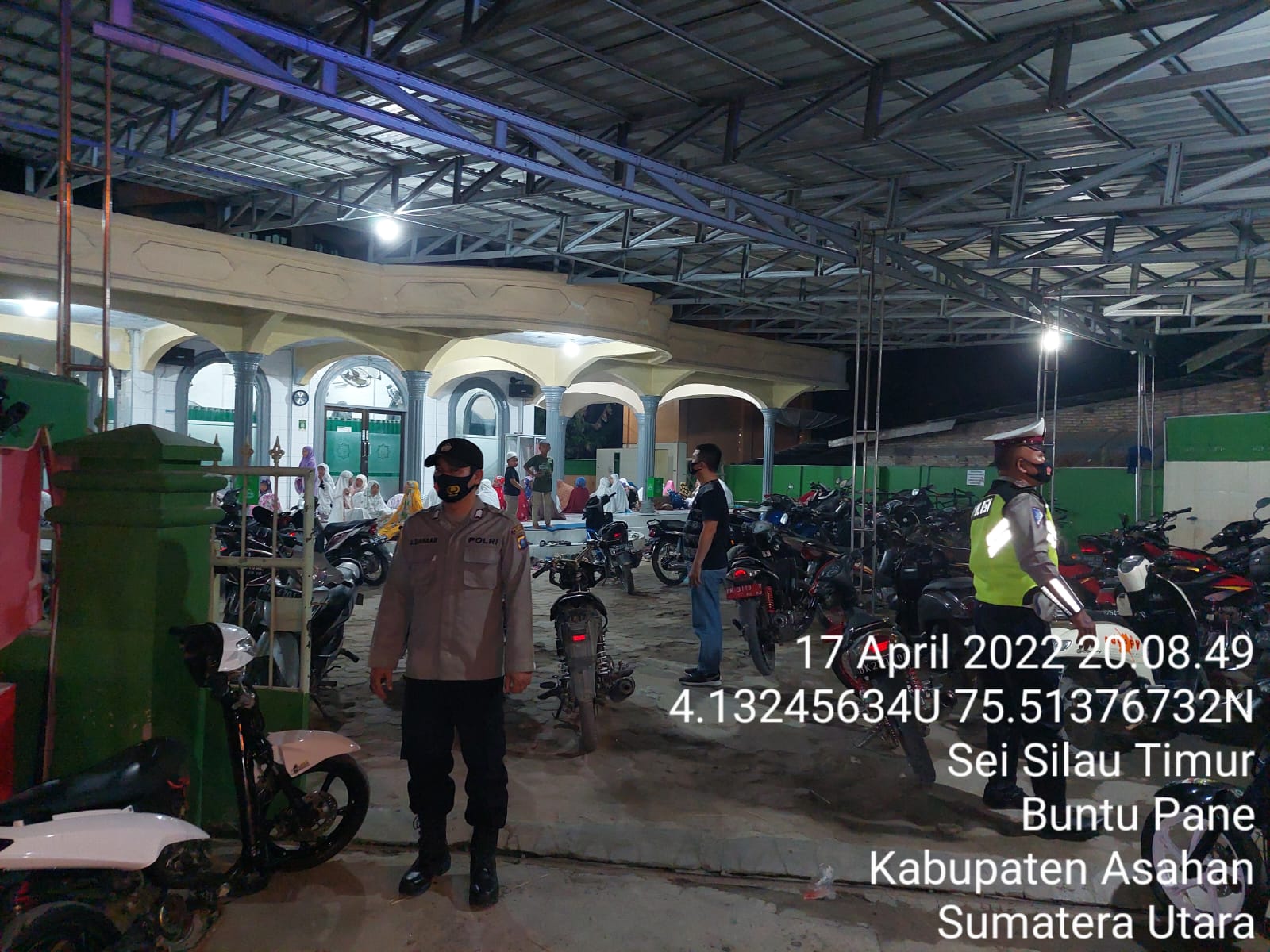 Personel Polsek Prapat Janji Patroli Blue Light ke Masjid