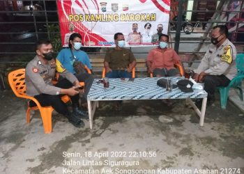 Personel Polsek Bandar Pulau Patroli Dialogis di Pos Kamling Barokah Desa Aek Songsongan