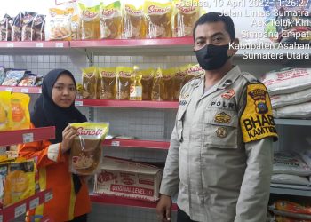 Bhabinkamtimas Polsek Air Batu Monitoring Kelangkaan Minyak Goreng di Pasar