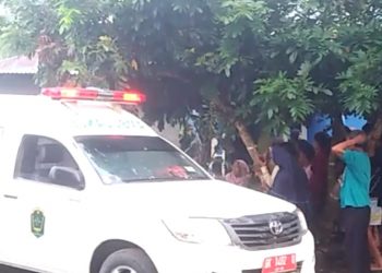 Warga berkerumun di sekitar rumah almarhum Tohari.