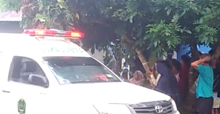 Warga berkerumun di sekitar rumah almarhum Tohari.