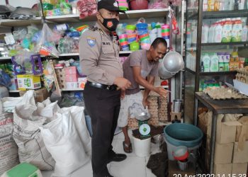 Bhabinkamtimas Polsek Sei Kepayang Monitoring Kelangkaan Minyak Goreng di Pasar