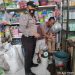 Bhabinkamtimas Polsek Sei Kepayang Monitoring Kelangkaan Minyak Goreng di Pasar