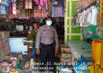 Personel Polsek Bandar Pulau Polres Asahan Blusukan ke Toko Grosir