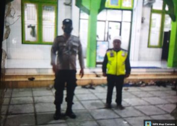Personel Polsek Air Baru Polres Asahan Pengamanan Sholat Tarawih di Masjid Taqwa
