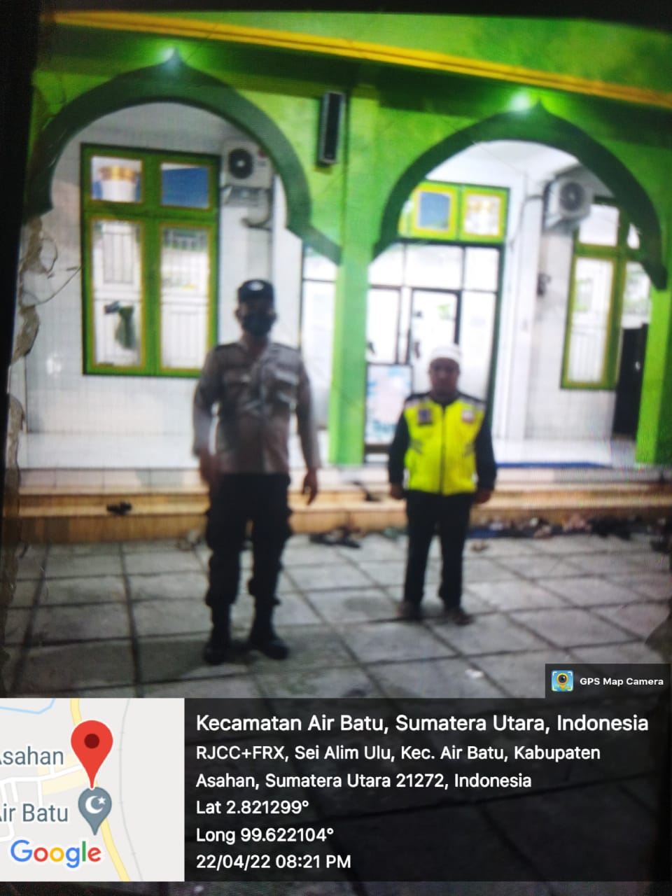 Personel Polsek Air Baru Polres Asahan Pengamanan Sholat Tarawih di Masjid Taqwa