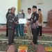 Kabag Keuangan Sekretariat DPRD Labuhanbatu Parulian Ritonga saat menyerahkan bantuan kepada pengurus mesjid Jami'Amaliyah