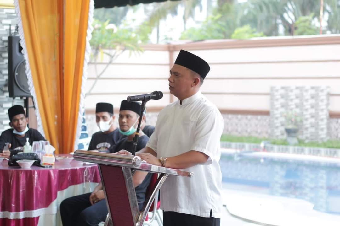 Bupati Labuhanbatu H Erik Adtrada Ritonga saat memberikan sambutannya pada acara buka puasa bersama OKP.