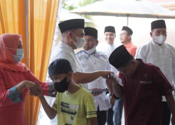 Bupati Labuhanbatu H Erik Adtrada Ritonga saat berbuka puasa bersama anak yatim.