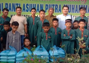 Komunitas Worlab saat memberikan sumbangan ke Panti Asuhan Putra Muhammadiyah.