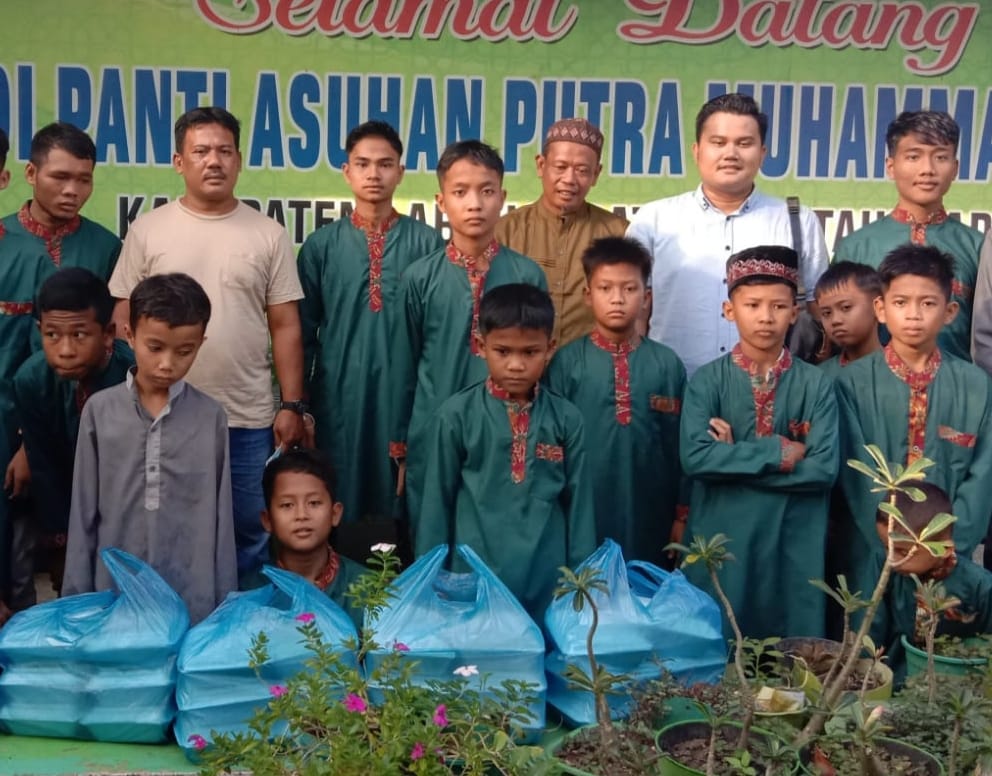 Komunitas Worlab saat memberikan sumbangan ke Panti Asuhan Putra Muhammadiyah.