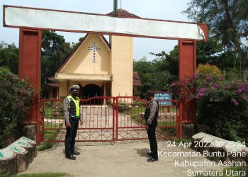 Personel Polsek Prapat Janji Patroli  ke Gereja