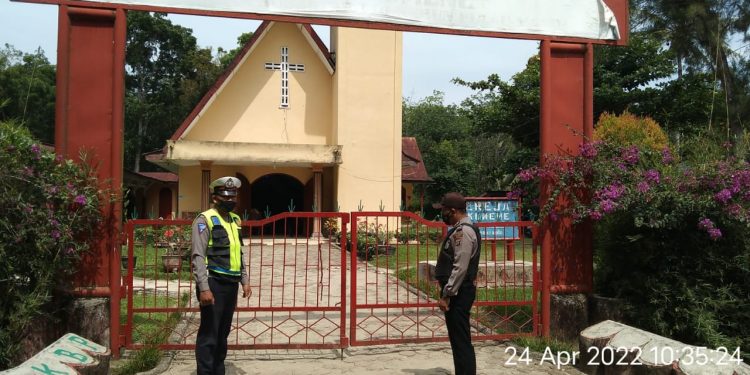 Personel Polsek Prapat Janji Patroli  ke Gereja