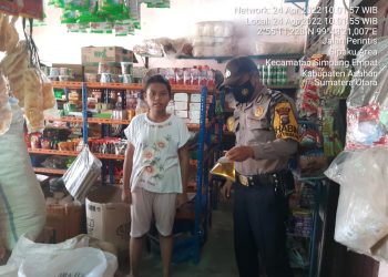 Bhabinkamtimas Polsek Simpang Empat  Monitoring Kelangkaan Minyak Goreng