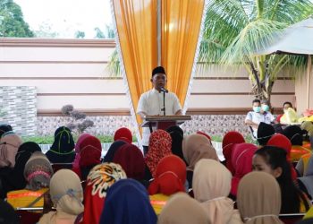 Bupati Labuhanbatu H Erik Adtrada Ritonga saat memberikan sambutannya pada pertemuan tersebut.