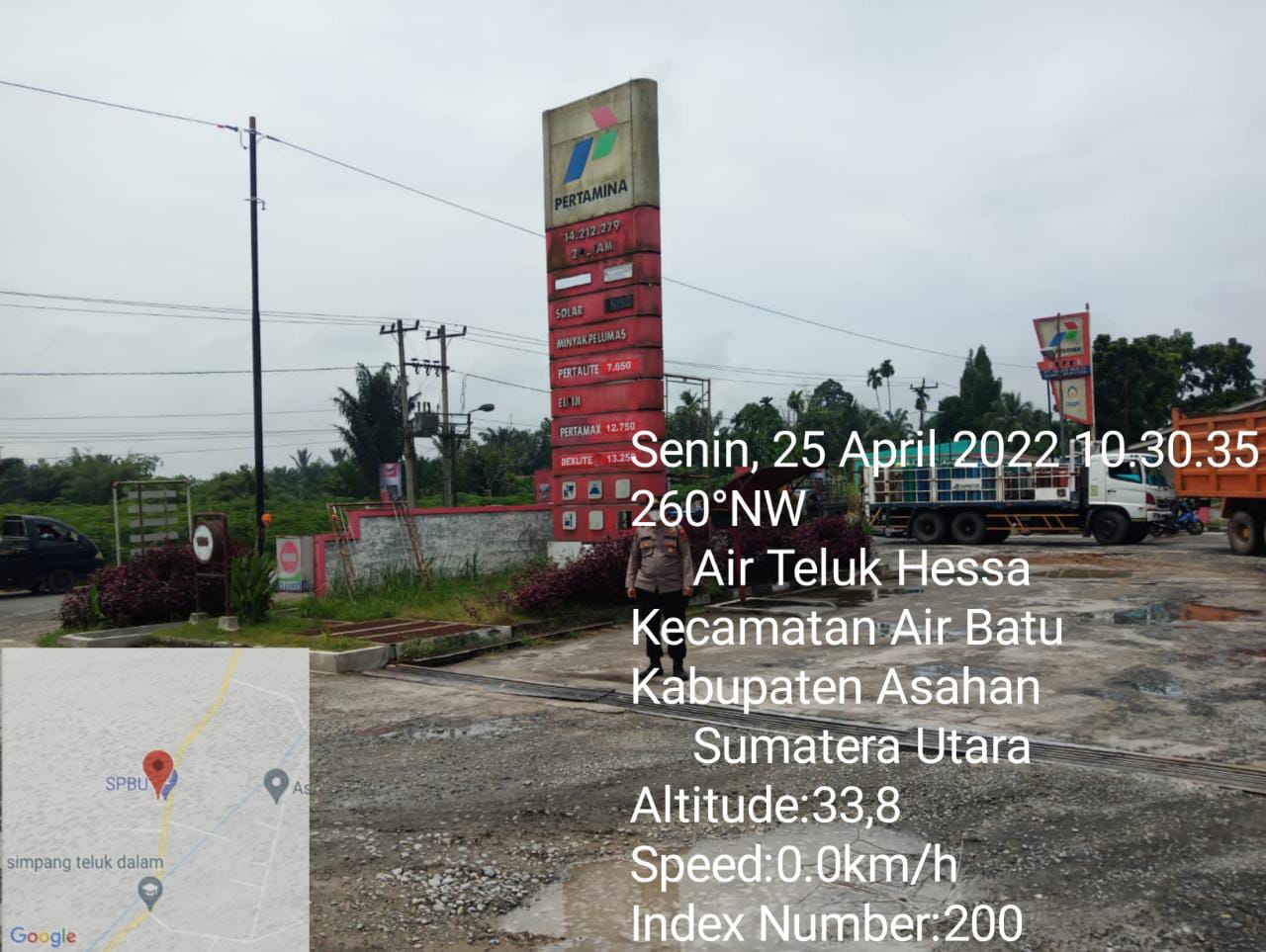 Personel Polsek Air Batu Monitoring Ketersediaan BBM Solar di SPBU