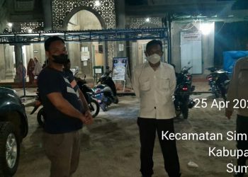 Personel Polsek Simpang Empat Amankan Sholat Tarawih di Masjid
