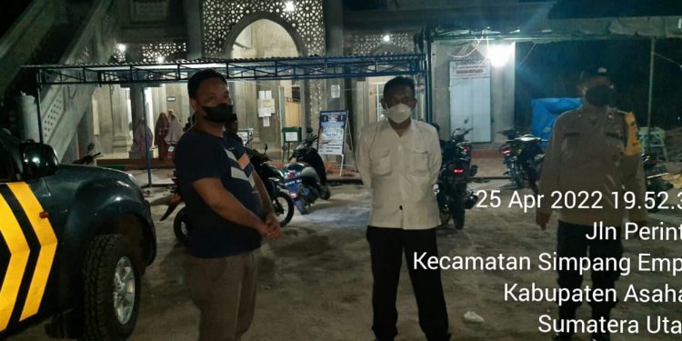 Personel Polsek Simpang Empat Amankan Sholat Tarawih di Masjid