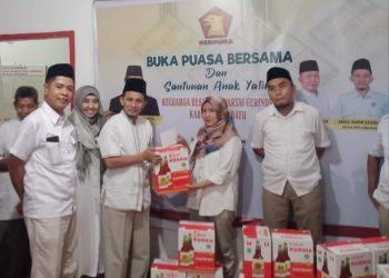 Ketua DPC Partai Gerindra Labuhanbatu saat memberikan bingkisan kepada warga saat acara buka puasa bersama.