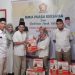 Ketua DPC Partai Gerindra Labuhanbatu saat memberikan bingkisan kepada warga saat acara buka puasa bersama.