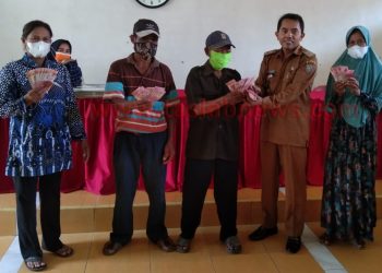 Kades Sei Beluru Salurkan BLT DD dan Insentif Guru Ngaji