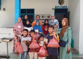 Jelang Idul Fitri, Kades Mandarsah dan Perangkat Desa Berbagi Bahagia dengan Anak Yatim