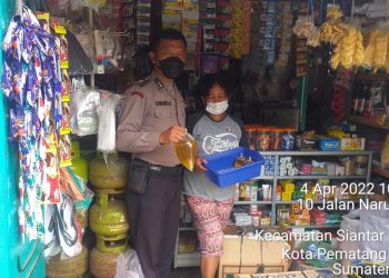 Antisipasi Kelangkaan Minyak Goreng, Personil Polres Pematangsiantar Blusukan ke Toko Sembako dan Grosir