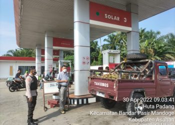 Personel Polsek BP Mandoge  Monitoring ke SPBU