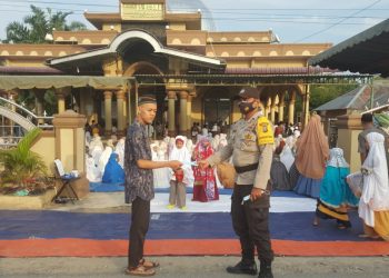Personel Polsek Air Batu Polres Asahan Pengamanan Ibadah Sholat Idul Fitri 1443 H