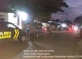 Personel Polsek Bandar Pulau Atur Lalin di Jalan Lintas Sigura-gura