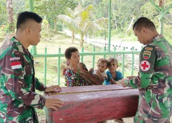 Satgas Yonif 126/KC Berikan Pelayanan Kesehatan Gratis ke Warga Perbatasan