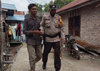 Personel Polsek Air Joman Bantu Warga untuk Tangani Orang Alami Gangguan Kejiwaan