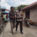Personel Polsek Air Joman Bantu Warga untuk Tangani Orang Alami Gangguan Kejiwaan