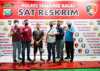 Tersangka pembunuhan saat di kantor polisi