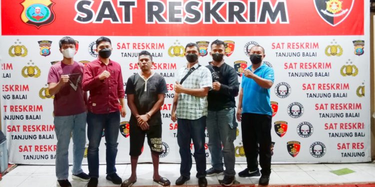 Tersangka pembunuhan saat di kantor polisi