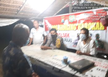 Personel Polsek Bandar Pulau Kunjjngi Pos Kamling Barokah di Desa Aek Songsongan