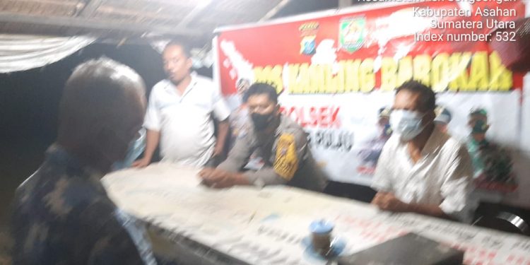 Personel Polsek Bandar Pulau Kunjjngi Pos Kamling Barokah di Desa Aek Songsongan