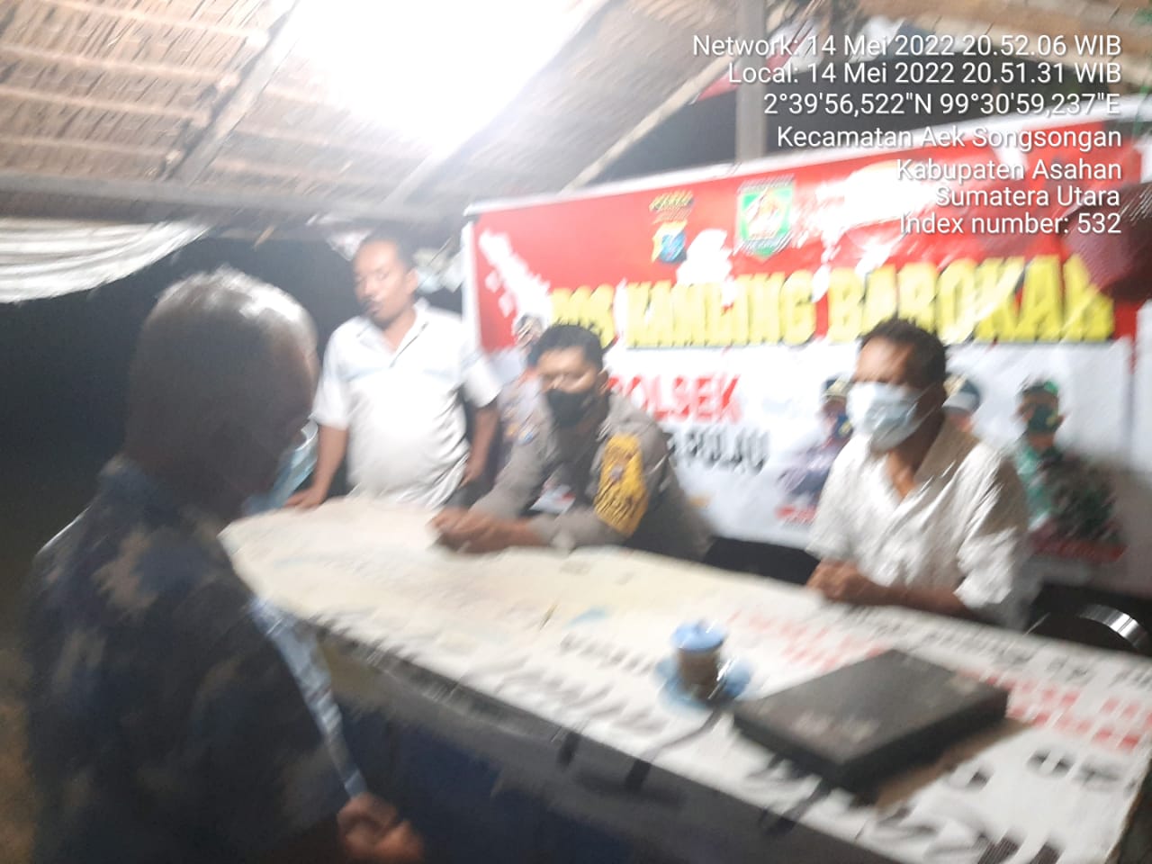 Personel Polsek Bandar Pulau Kunjjngi Pos Kamling Barokah di Desa Aek Songsongan