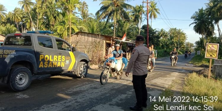 Personel Polsek Sei Kepayang  Pengaturan Lalu Lintas Sore Hari