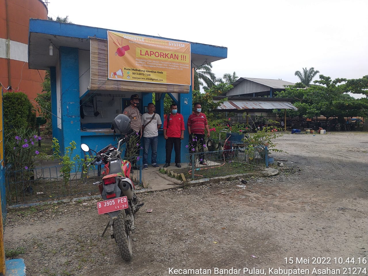 Personel Polsek Bandar Pulau Pengecekan Lokasi Hot Spot dari Asap Pembakaran Produksi