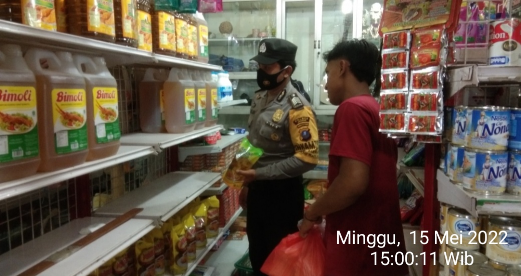Bhabinkamtimas Polsek Air Batu Monitoring Kelangkaan Minyak Goreng