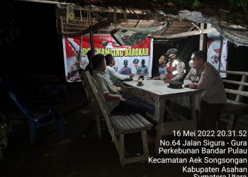Personel Polsek Bandar Pulau Kunjungi Pos Kamling Barokah di Desa Aek Songsongan