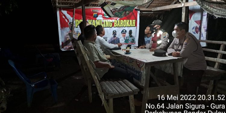 Personel Polsek Bandar Pulau Kunjungi Pos Kamling Barokah di Desa Aek Songsongan