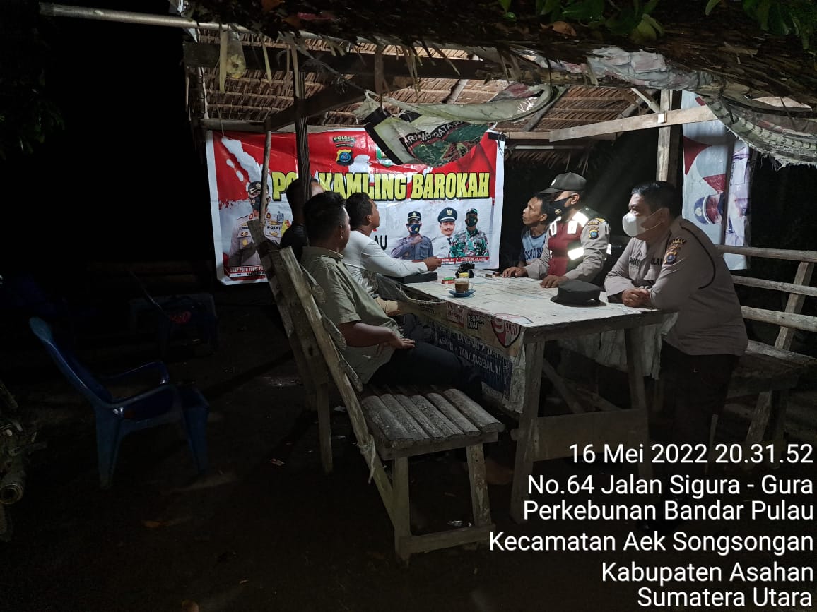 Personel Polsek Bandar Pulau Kunjungi Pos Kamling Barokah di Desa Aek Songsongan