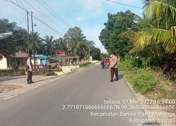 Personel Polsek BP. Mandoge  Laksanakan Pengaturan Lalu lintas Sore Hari