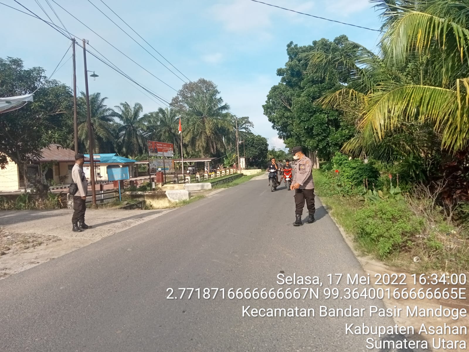 Personel Polsek BP. Mandoge Laksanakan Pengaturan Lalu lintas Sore Hari