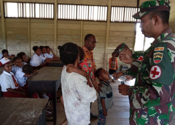 Program Anak Indonesia Sehat, Satgas Yonif 126/KC Berikan Vitamin dan Obat Cacing ke Warga Perbatasan