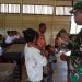 Program Anak Indonesia Sehat, Satgas Yonif 126/KC Berikan Vitamin dan Obat Cacing ke Warga Perbatasan